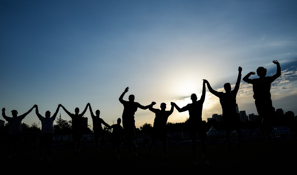 荣获季军, 面发展, 一路过关斩 荣获季军, 面发展, 一路过关斩