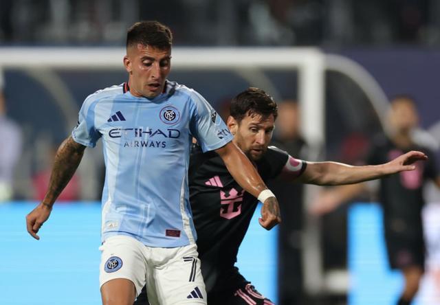 如同艺术般, 苏亚雷斯踢